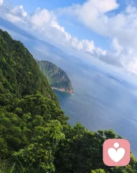 他其实是一个很割裂的普通人，有过片刻真心，但更有刻在骨子里的自私自利。他对你有过一丝愧疚，但更有逃避责任的懦弱。他的真心一点都不值钱，因为经不起一丁点的考验。他也没有坏到故意的玩弄你，但也从来没有坚定的选择你。他只有在自己舒服和不损害自身利益时对你好。但凡涉及现实选择，权衡利弊后，他选择的永远是自己。片刻温柔是真的，但永久的伤害也是真的。他就是这样的一个人。看清楚了没有？不要再为片刻的真心内耗你自己。配图