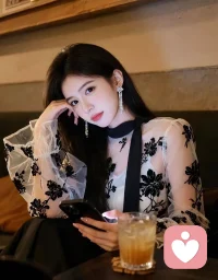 我本来就有吃蛋糕的能力，而你愿意买给我，我会很开心。如果你要衡量给我花钱的意义，那这份钱你就留着，过好你自己的生活。你问我是什么样的人？这么说吧，只要头上有能顶事的人，那么我就是废物。如果没有，那我就是顶事的人。配图