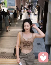 人生最大的意义就是让自己快乐。所以不要太敏感，凡事不要太较真，不要给自己施加太大压力，不要让情绪打扰你的生活。吃你想吃的饭，见你想见的人，看你喜欢的风景，做你想做的事。保持快乐的秘诀就是无所谓，世界上最好的放生就是放过自己，能让自己开心，就别让自己难过。配图