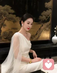 什么是蠢？没有经济基础却想要真爱，没有执行力却想要发财，不独立却想要自由，不行动却爱思考，没有接纳自己却想要别人认可自己，没有进步却怕被替代，没有认清现实却空想未来，没有明确的方向却怪努力没有用。配图