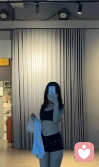 有些事情是没有对错的，不过是角度不同，立场不同。大家在这个世界上做的任何决定都是想让自己过得更好一点。你抓住他是想让自己过得更好一点，他放弃你，其实也一样。每个人在当下都会有不同的状态，不同的需求。他不一定有能力可以回应你的需求，这也不一定是他想要的，所以他做出来的选择是利于他自己的，可能因此伤害你，可能也因此消耗你。但是人和人之间的是非对错是无法评判的。人就是自私的，我只是希望你放过你自己。配图