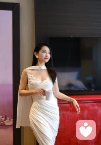 爱是什么？爱是骄傲的人会低头，倔强的人会服软。爱是下意识的惦记和潜意识的偏爱，是满眼的宠溺和心疼，是尽力而为仍觉亏欠，是在你看不见的地方依然忠诚，是发现对方的缺点仍然愿意去接纳。所以不要问爱是什么。吗？心甘情愿便是答案。配图