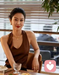 离别太久，真的已经不适合重逢了。不是因为遗忘，也不是因为怨恨，恰恰是因为记忆太深，所以我们再次见面已经不是心动，而是酸涩。比猛烈的心跳更先来的是回忆的痛苦。我不想和任何一个走散的人重逢，因为我们已经错过了彼此太多的美好瞬间。我们曾经那么好，而现在却各自奔赴不同的生活，那种落差感让我无法坦然面对你。我们完成了彼此赏识的课题，也将奔赴彼此注定不相交的命运。既然已经离别，活在彼此的记忆里就是最好的重逢。配图