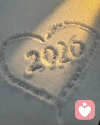 有的人，扛着创伤默默前行；
有的人，背着创伤慢慢修行。
无论你正在哪一种路上，
都请记得：
偶尔停下来，
轻轻抱抱那个一直很努力的自己。
你已经很棒了！配图