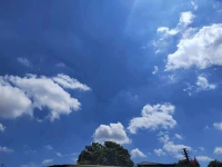 雨過(guò)天晴
暴風(fēng)雨已過(guò)去
就讓它過(guò)去
好美