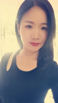 在喜欢你的人那里，热爱生活。
在不喜欢你的人那里，看清世界。
