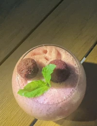 最近總在觀察“微小的永恒”：地鐵上陌生人借過的紙巾折痕，便利店阿姨多塞的一顆薄荷糖，深夜加班回家時，樓道感應燈準時亮起的“咔嗒”聲。它們像散落的星子，把日子串成一條溫柔的河。