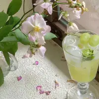 很多負面情緒源于對事情的解讀。試著換個角度想問題：“這件事有沒有其他可能性？”“5年后再看，這還重要嗎？”用更理性、靈活的認知代替絕對化的想法（如：我必須做到完美）配圖