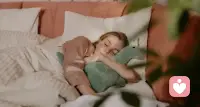 每个人的身体里都住着一个受伤的小孩

《小王子》其中有一句话，让人印象深刻：“所有的大人都曾是小孩，但只有少数人记得。”

你有没有发现，即使长大成人，我们还是会出现孩子般的感受。

在工作中没自信，畏惧退缩，总害怕做错事；
被别人大声指责时，感到委屈、害怕，不敢说话；
伴侣不在身边时，会坐立不安，渴望时时刻刻的陪伴； ......

这是因为，我们每个人的身体里，都藏着一个受伤的小孩。配图
