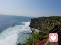 因童年缺愛導致的控制欲與情感封閉，最終可通過親情的重建實現雙向治愈。配圖