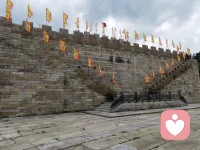 立场的差异是关系脱离的前兆,空间的距离也会变成关系的距离,又会为情感松绑创造了前提。