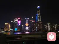 既渴望深度聯結，又恐懼失去自我，這種矛盾在“恐婚”“社恐”等現象中愈發顯著。現代人追求“親密有間”的關鍵是要思考如何在孤獨與共生間找到平衡。配圖