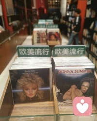 在算法與流媒體主導的時代，音樂價值評判標準正從“權威認定”轉向“群體共塑”。老友聚會選擇K歌，絕非簡單的娛樂偏好，而是一場精心設計的“群體治療”：當一群40歲的人齊唱《青蘋果樂園》，實質是在用音樂構建臨時性的“年齡結界”，通過復刻少年時期的行為模式，短暫抵抗時間流逝的殘酷性。?配圖