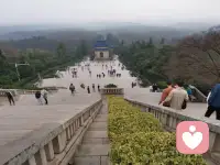 一開始，我們以為在觀看“他們”，湊近了，看到的卻是“我們”。沒有人是這個社會的“陌生人”。配圖