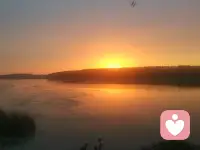 影响我们成年时的初始成熟度的两个关键变量是：原生家庭中的关系成熟度，以及我们从原生家庭接受的焦虑关注度。但成熟是一个动态过程，即使初始成熟度受家庭显著影响，成年后的自我重塑仍可能发生。理解这两个变量的过程，意味着已开启真正意义上的心理成年。