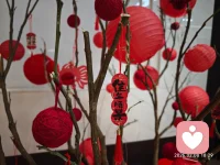 If he needs encouragement, give him admiration; if she needs comfort, give her affection. 男女情侣相处，应了解对方的核心需求，给其所需，而非给己所想。他需要鼓励，就给他崇拜；她需要安慰，就给她宠爱。配图