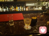 同学聚会，既有旧日情愫的滤镜，又有今昔对比的感慨。它的风险不在于见面本身，而在于“重温旧梦”的幻觉。真正幸福的婚姻，靠的不是隔绝社交，而是内心的清醒：珍惜眼前人，不贪杯，不逾矩，既是对家庭的负责，也是对老友的尊重。配图