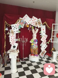 70后的亲子矛盾，80后的职场家庭压力，90后的结婚育儿取舍，00后的考研考编与就业抉择。解决以上问题靠的不是你的高智力硬学历或是丰富的阅历，而是出生的时间和地点，也就是纯粹靠运气。每个时代都是一场情景剧。剧本（社会要求）、舞台（经济环境）和道具（房价、就业市场）在你出生前就已基本搭好。你能演什么角色，很大程度上取决于你拿到了哪个时代剧本，红利期的窗口是否关闭。配图