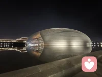 假期后第一天工作，从高峰跌回谷底的巨大落差，是否也让你产生本能的心理抗拒和失落感？大脑会不自觉地将当下的工作烦恼与假期的快乐进行对比，从而加剧对工作的排斥？在享受了毫无工作压力的生活后，开始思考：“我每天这么忙碌是为了什么？”“这份工作的意义何在？”“这是我想要的生活吗？”这种对工作价值和人生目标的短暂迷茫，也会成为重返岗位的心理阻力。配图