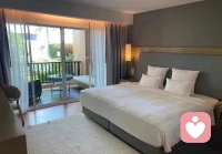 爱不会让你变成一个需要撒谎、躲藏、分裂自己的人。让你变成那样的，不是爱，是瘾。人生有些门，背后没有风景，只有悬崖。推的时候很轻松，但关上时会夹住你的后半生。回头不是懦弱，是清醒。🌹🌹配图