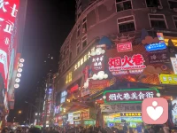 独居人士“五一”假期，关键是降低落差感，建立适合一个人的生活节奏。不要担心自己“奇怪”。有人在喧嚣中疲惫，也有人在独处中充电。你需要的不是变成一个外向的人，而是做一个能把自己照顾好的人。配图