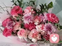 你不是不想温柔，只是温柔需要时间，而你的时间都给了生存。你不是不懂得爱，只是你的爱化作了餐桌上那碗热粥，化作了交学费时翻遍口袋找出的零钱。你给予的，不是“奢侈的爱”，是爱的全部真相——粗糙，但坚韧；沉默，但永恒。这世间最奢侈的爱，从来不是陪伴，而是一个人明明已经筋疲力尽，却依然不肯倒下，只因为身后还有一个要保护的人。奔波路上的你，节日快乐！配图
