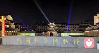当孩子选择大学专业偏离了“实用导向”，家长该如何平衡焦虑与尊重？在饭桌上，平静地对孩子说：
“我们尊重你的选择，因为人生是你自己的。但我们只有一个要求——既然选了，就要为此做到极致。我们不求你赚大钱，但求你在这个领域不可替代。如果将来碰壁了，家永远是你的退路，不是你的负担。”这句话的力量在于：你把“阻力”变成了“托底”。当孩子感觉到被全然接纳时，Ta反而会更理性地审视自己的选择，甚至可能主动调整。教育是一场漫长的目送。在这个节点，维护好亲子关系，比维护“正确”重要一万倍。因为只要关系在，将来Ta走弯路时，你的建议Ta才会听；关系毁了，哪怕Ta选对了专业，心也走远了。配图