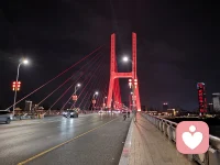 处在“内外皆热”的困境中，不应急着解决问题，而应允许自己像给手机降温那样，暂停运行所有后台程序——允许躺平，允许无意义，允许不追赶。生理上的降温（深呼吸激活副交感神经）结合心理上的“赦免令”，往往是这燥热困境中最实在的那阵穿堂风。配图