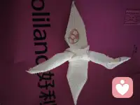 “懂事”的孩子不是没有需求，而是学会了压抑需求；不是没有情绪，而是学会了优先消化别人的情绪。她们过早地扮演了“小大人”，换来一句夸奖，却弄丢了“被无条件接纳”的权利。这种“坚硬”，本质是创伤后的情感隔离——像一层厚厚的茧，能抵御伤害，却也阻断了阳光。真正的成熟，是从敢于“不懂事”地表达真实的自己开始的。 你的伤口，值得被看见；你的脆弱，值得被温柔以待。愿你往后，遇到那个能接住你的人；如果还没有，请先做那个接住自己的大人。配图