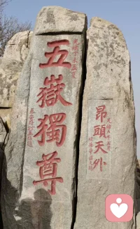 内卷的本质是成人焦虑的转嫁，让学习异化为无休止的比拼。AI时代，重复刷题的意义越来越小，真正有价值的是好奇心、创造力和解决问题的能力。当孩子学会照顾自己，家长守住理性，老师坚持以孩子为本，孩子才能摆脱紧绷，成为会学、会玩儿、有想法、有底气的人。配图