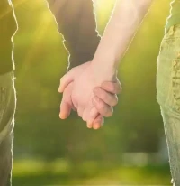 【婚姻情感】重新鏈接
婚姻的長河中激情或許會沉淀，但鏈接感是基石。當感到疏離，嘗試每天15分鐘專注傾聽，放下手機，眼神教會，只傾聽伴侶的感受與需求、不評判、不打斷、不給予給建議，真正的傾聽是愛的行動，能重新點燃被看見，被理解的溫柔，你試過嗎？配圖