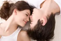 《讀懂愛的語言：你們說的可能不是同一種“方言”》 明明相愛，卻總感覺“雞同鴨講”？很可能你們的“愛語”不同！有人需要肯定的言語，有人看重精心的時刻，有人渴望服務的行動、身體接觸或收到禮物。問問自己和伴侶：“做什么事最能讓你感受到被愛？” 了解彼此的“愛語”，用對方需要的方式去表達，而非只按自己的習慣付出。愛要“投其所好”，而非“給己所要”。解鎖幸福密碼，從聽懂開始。????? #兩性關系 #愛的語配圖