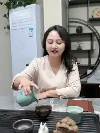 總懷疑自己不夠好？可能是‘假自體’在作祟  
“努力符合他人期待卻內心空洞？心理學中的‘假自體’現象：我們戴上人格面具換取安全感。覺醒三步：1. 記錄‘應該清單’（例：‘應該永遠溫柔’）2. 問自己：‘這是誰的聲音？’ 3. 每天做件‘忠于感受’的小事? 真實自有萬鈞之力。  
#自我認同 #內在探索配圖