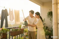 > 抱怨‘他從不做家務’？試試將指責轉化為需求表達：  
> ?‘看到廚房堆滿碗碟（事實），我感到焦慮（感受），今晚你洗碗我備菜（請求），我們一起看新劇好嗎？（正向激勵）’  
> 研究發現，67%的婚姻危機始于‘指責-防御’循環。每周設置30分鐘‘需求傾聽會’，用‘事實+感受+請求’公式代替批評，關系銀行賬戶才能增值。  
> ??#婚姻經營 #非暴力溝通  
> ?? **互動**：分享一個化解矛盾的成功對話吧！配圖