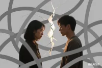 > 当争吵重复上演，背后往往是未被看见的情感需求。指责背后藏着恐惧，沉默之下压着委屈——EFT疗法称其为“情绪负循环”[1]。真正的亲密始于穿透表象，用“我句式”表达脆弱：“我感到…因为我需要…”。今晚试试对伴侣说出真实感受，而非攻击性语言。