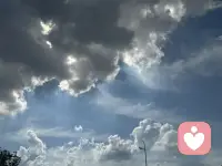 你瞧，這些白云聚了又散，散了又聚，人生離合，亦復如斯。配圖