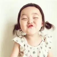 [玫瑰][玫瑰][玫瑰]博君一笑[玫瑰][玫瑰][玫瑰]
家有一个小萝莉，一天早上我给她在扎辫子。
萝莉：“妈妈，你知道我眼睛为什么这么大吗?”我：“还用问吗?当然是因为爸爸妈妈眼睛都大呀。”萝莉：“不是。”我：“那你说为什么?”萝莉：“因为你给我扎辫子的时候把我的眼皮都拉上去了。”