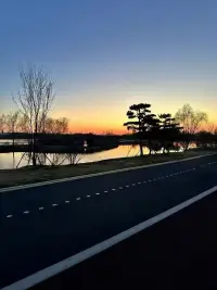 “与人玫瑰，手有余香。能为他人略尽绵薄，内心亦觉丰盈喜乐，这大抵便是助人者亦自助的真谛吧。”