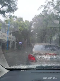 下雨了，上班堵到車里了。配圖