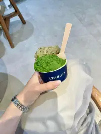 不是不害怕，才叫勇敢，
而是你在緊張、焦慮、心里打鼓的時候，
依然決定再試一次。
哪怕腳下發軟、心里發慌，
也愿意往前多邁一步。

我們常常以為只有無所畏懼的人才配談勇敢，
可其實，大多數真正的勇敢，
恰恰是發生在最害怕的時候。

你可以一邊害怕，一邊勇敢。
然后一點點變得堅定篤定有力量。
那些曾以為邁不過去的坎，
終將成為你最值得驕傲的高地。配圖