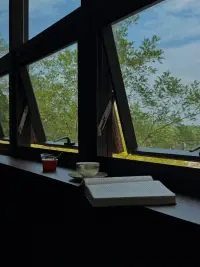 我听过一句很有力量的话：

允许一切发生，就是你要允许自己走错路、允许自己看错人、允许你的工作为难你、允许你爱的人不爱你；

你要允许你付出了很多之后并没有结果、你要允许今天开心、也要允许今天不开心，允许一切的发生，接纳一切的发生，然后做个勇敢的人。

世事自有因果，你要在因上努力在果上随缘。

世间的得与失，福与祸，本就是相伴相生，从你接受坏事发生，让能量场得以流动的那一刻起，它就已经成为过去。

新的机遇就已在来的路上。

失之东隅，收之桑榆。

有时候你以为错过的是遗憾，其实可能是命运给你惊喜前的考验。

真正的强大，从来不是控制一切，而是允许一切。

不困于得失输赢，只用柔软的姿态与世界握手言和，只为更清醒而笃定地走接下来的路，这本身即是一种成功。
