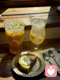 你喜歡自由，不是“想做什么就做什么”，
而是“可以不做不想做的事”。
不活在別人的期望里，不困在自己的枷鎖中。
可以選擇奔跑，也可以選擇停下；
可以說“要”，也敢說“不要”。

自由不是任性，而是清醒地為自己負責。
是心里始終保留著一個轉身的空間，
是選擇熱愛的勇氣，也是離開消耗性關系的底氣。它無聲無形，卻讓你行走世間時，總覺得腳下有風。
