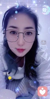 下雨的时候，连被子都变得格外温柔。不需要去讨好世界，只需要在这个小角落里，暖暖地虚度时光。配图