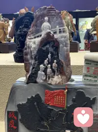 原生创伤并不会直接决定一个人的人生高度，真正关键在于个体是否拥有足够的涵容与转化能力。

早期母婴分离、理想化镜映缺失、身份不被合法性确认，这些都会在内心形成深层影响。但如果一个人能够在后续成长中获得现实层面的支撑，比如稳定的养育、教育资源、社会庇护，以及某一领域中的持续反馈，他就有可能把内心的缺口、渴望和痛苦，转化为探索与创造的动力。

达芬奇虽然经历了母婴分离和私生子身份带来的内在困扰，但他的现实生存底座相对稳定。父亲家族为他提供了教育和成长条件，使他不至于长期陷入生存焦虑和情感饥渴之中。因此，他的心理能量没有被持续消耗在基础安全感的争夺上，而是能够转向更高层级的求知、审美、造物和自我实现。

这说明，创伤是否会困住一个人，不只取决于创伤本身，也取决于现实世界是否提供了足够的承接空间。当生理、安全、教育和社会支持这些基础条件被托住之后，个体才更有可能把内心的张力升华为现实层面的创造与成就。

升华的本质，不是消除痛苦，而是把原本可能破坏自我的能量，引导到能够被社会接纳、也能实现自我价值的方向上去。