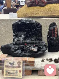 原生创伤并不会直接决定一个人的人生高度，真正关键在于个体是否拥有足够的涵容与转化能力。

早期母婴分离、理想化镜映缺失、身份不被合法性确认，这些都会在内心形成深层影响。但如果一个人能够在后续成长中获得现实层面的支撑，比如稳定的养育、教育资源、社会庇护，以及某一领域中的持续反馈，他就有可能把内心的缺口、渴望和痛苦，转化为探索与创造的动力。

达芬奇虽然经历了母婴分离和私生子身份带来的内在困扰，但他的现实生存底座相对稳定。父亲家族为他提供了教育和成长条件，使他不至于长期陷入生存焦虑和情感饥渴之中。因此，他的心理能量没有被持续消耗在基础安全感的争夺上，而是能够转向更高层级的求知、审美、造物和自我实现。

这说明，创伤是否会困住一个人，不只取决于创伤本身，也取决于现实世界是否提供了足够的承接空间。当生理、安全、教育和社会支持这些基础条件被托住之后，个体才更有可能把内心的张力升华为现实层面的创造与成就。

升华的本质，不是消除痛苦，而是把原本可能破坏自我的能量，引导到能够被社会接纳、也能实现自我价值的方向上去。