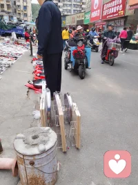 熙熙攘攘的人群，表面的熱鬧不能填補(bǔ)空慮的心情配圖