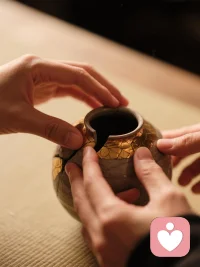 我的工作，是陪你一起
在情緒的迷霧里安靜地坐一會(huì)兒
直到你看清自己的光

當(dāng)你的聲音被真正聽見，改變就開始了
這就是治愈最溫柔的模樣