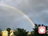 乌云还在，彩虹就出来了

你不必等一切都好起来，才允许自己看见光配图