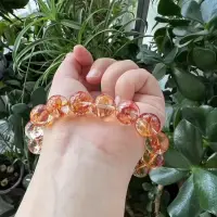 “恋爱脑”通常指在恋爱中过度投入、把感情放在首位，甚至忽略自我的心理状态，主要特点有：
 
- 过度以对方为中心：生活重心围绕伴侣展开，比如牺牲自己的工作、社交、爱好，只为迎合对方的时间和需求。
- 情绪受感情主导：对方的一举一动都能极大影响情绪，开心或难过全看伴侣的态度，容易患得患失。
- 过度付出与妥协：为了维持关系，不断降低自己的底线，即使对方犯错也轻易原谅，甚至自我欺骗。
- 对未来过度幻想：刚恋爱就脑补长远未来（比如结婚、生子），忽略现实问题，对感情的稳定性过度乐观。
- 失去自我判断：容易被爱情冲昏头脑，听不进他人的理性建议，甚至为了伴侣疏远亲友。
 
简单来说，就是恋爱占据了生活的“C位”，甚至挤压了自我成长的空间~