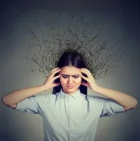焦慮的人可能會在無意識中做出一些行為，這些行為往往是內(nèi)心不安的外在表現(xiàn)。以下是常見的七件事：
 
- 過度思慮：反復琢磨過去的失誤或未來的擔憂，比如總想著“如果當時那樣做就好了”“萬一發(fā)生不好的事怎么辦”，難以控制思緒。
?
- 拖延行為：因害怕結(jié)果不理想，對任務遲遲不敢開始，比如明知有重要工作卻刷手機拖延，反而加重焦慮。
?
- 肌肉緊繃：無意識地繃緊身體，如緊握拳頭、肩膀僵硬、皺眉等，長期可能導致身體酸痛。
?
- 睡眠紊亂：入睡困難，躺下后大腦不停思考；或易驚醒，睡眠質(zhì)量差，形成“焦慮-失眠-更焦慮”的循環(huán)。
?
- 過度關注細節(jié)：對小事反復糾結(jié)，比如反復檢查門鎖、郵件內(nèi)容，擔心出現(xiàn)疏漏，消耗大量精力。
?
- 回避社交或挑戰(zhàn)：因害怕出錯、被評價，刻意避開社交場合或有難度的任務，雖然暫時緩解焦慮，卻可能讓自己更封閉。
?
- 依賴“安全物”或習慣：比如必須帶某件東西、按固定路線出行，通過重復特定行為獲得暫時的安全感，一旦打破就會極度不安。
 
這些行為本質(zhì)上是焦慮情緒的“防御機制”，但長期可能強化焦慮。配圖